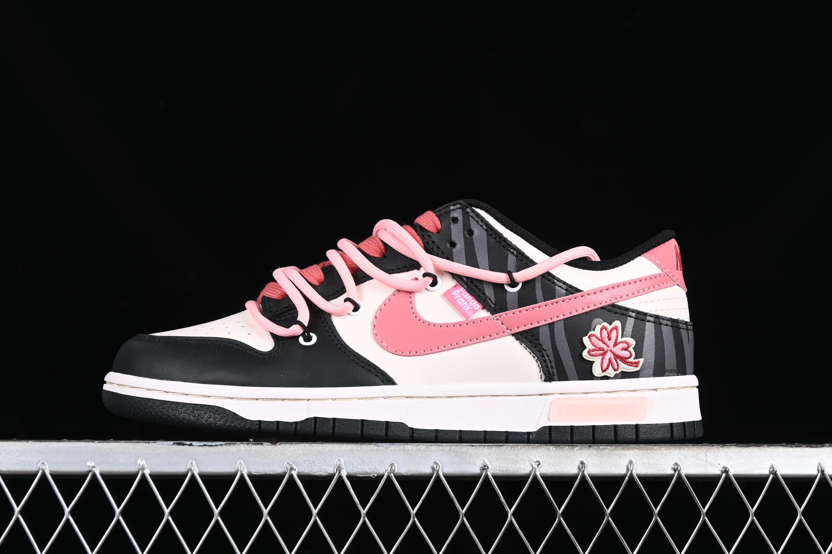All Categories Nk SB Dunk Series Nk SB Dunk Low Low-top Sneakers Nk Dunk Low Panda Prank-Summer Theme Gesanghua Strawberry Oreo SB Strap Low-top Casual Sneakers CW1590-100